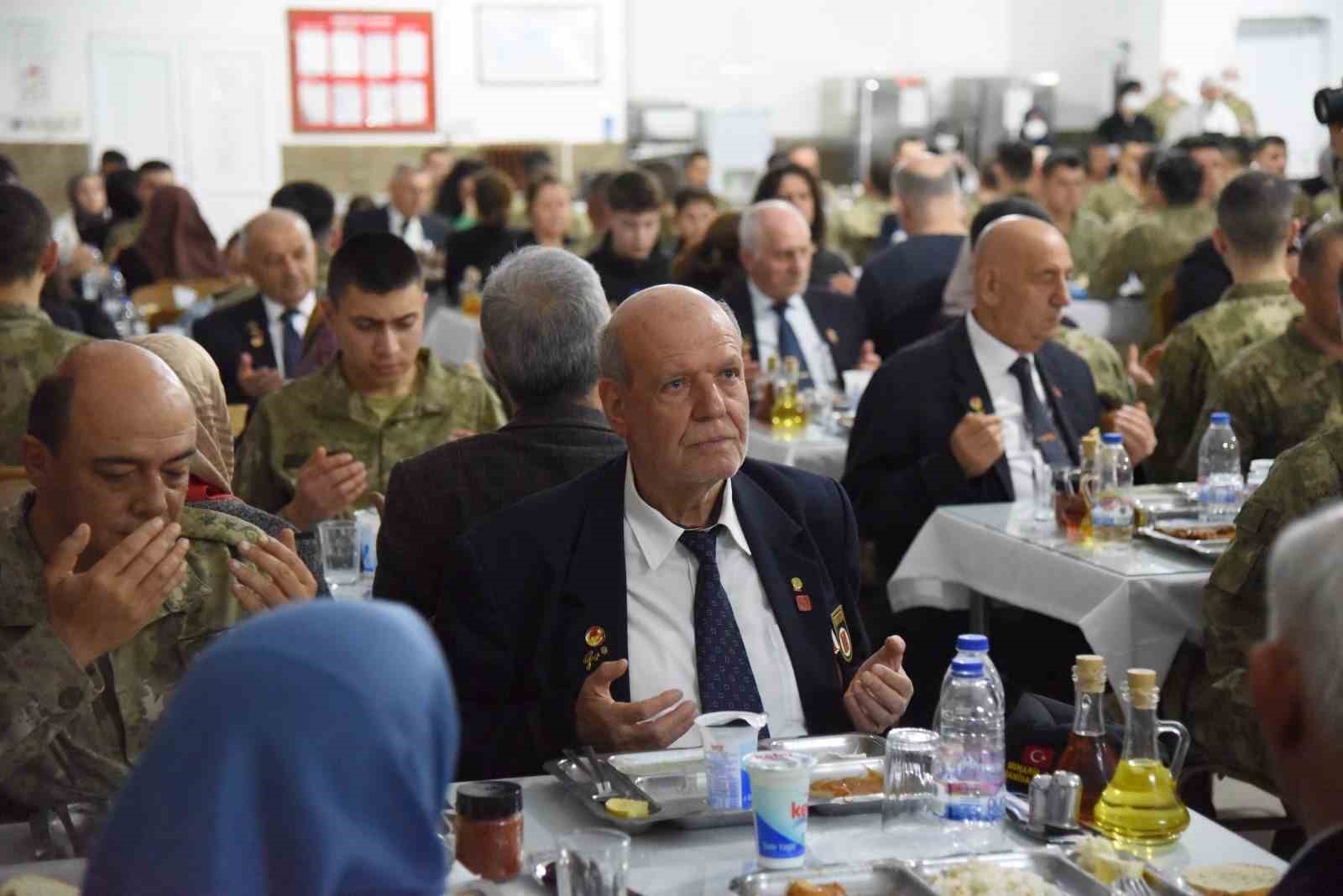 Vali &Ouml;zkan şehit aileleri ve gazilerle iftarda buluştu
