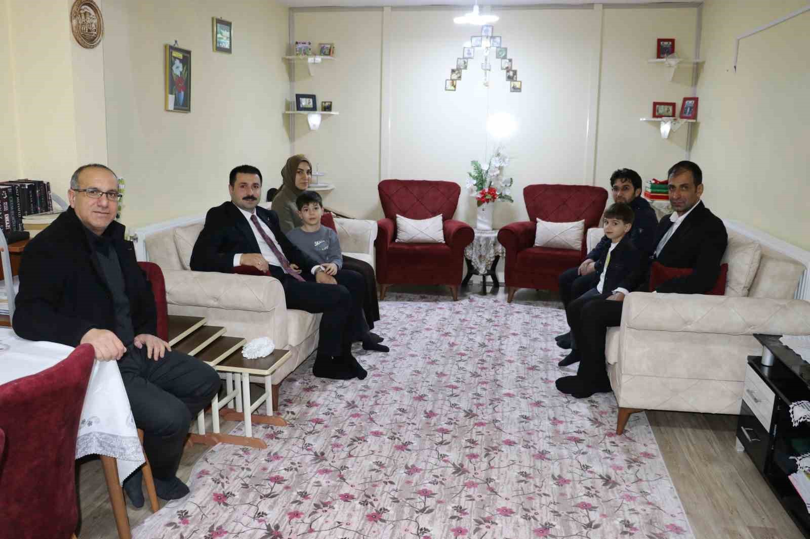 Kaymakam Karali, iftarını şehit ailesi ile birlikte a&ccedil;tı
