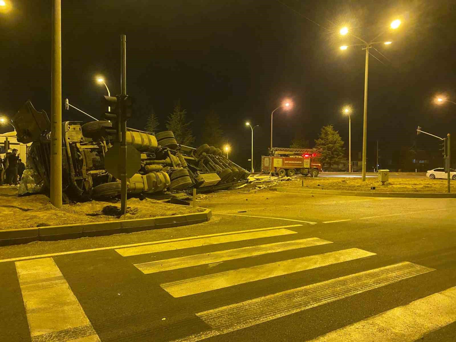 Isparta&rsquo;da ref&uuml;je devrilen tırın s&uuml;r&uuml;c&uuml;s&uuml; ağır yaralandı

