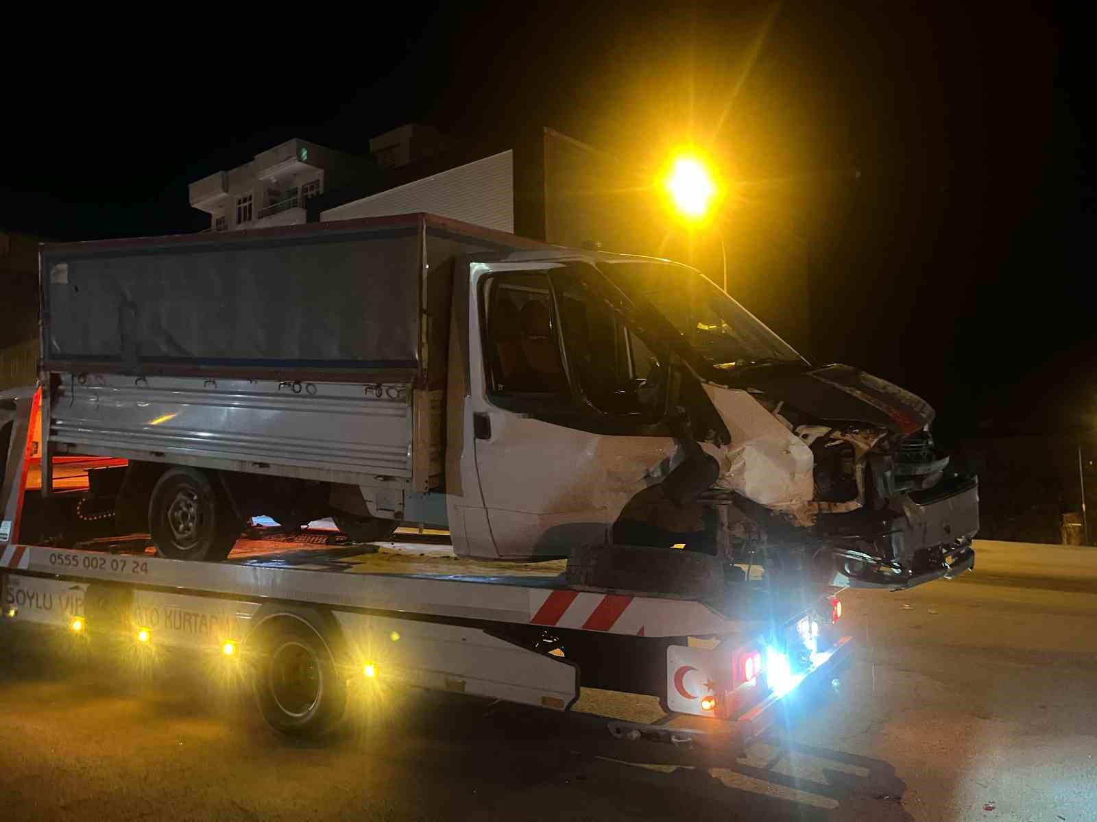 Adıyaman’da kamyonet ile otomobil çarpıştı: 4 yaralı
