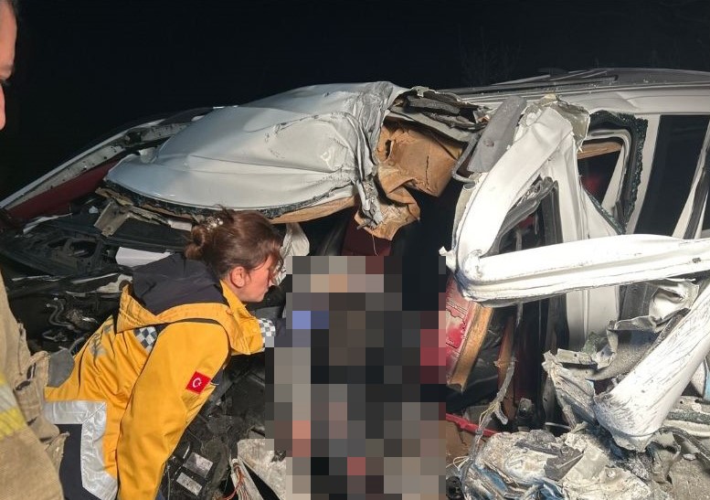 Sarıyer’de İETT otobüsü ile hafif ticari araç çarpıştı: 1 ölü, 1 yaralı