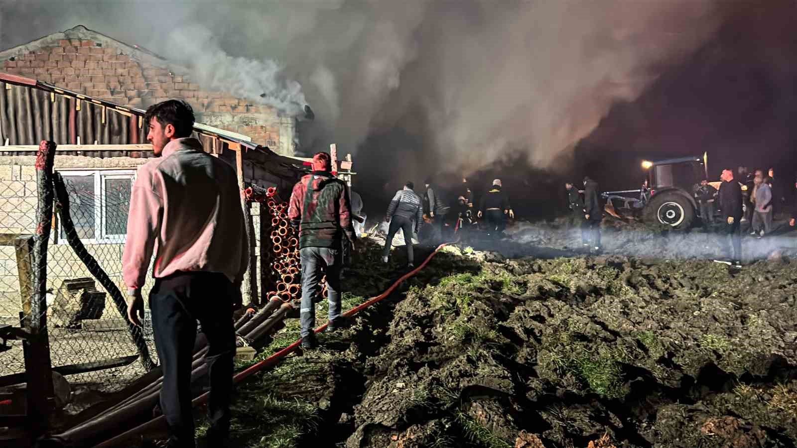 Bolu’da ahır ve samanlık alev alev yandı