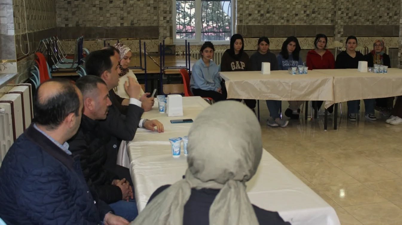 Kaymakam Şahin s&ouml;yleşide &ouml;ğrencilerle buluştu
