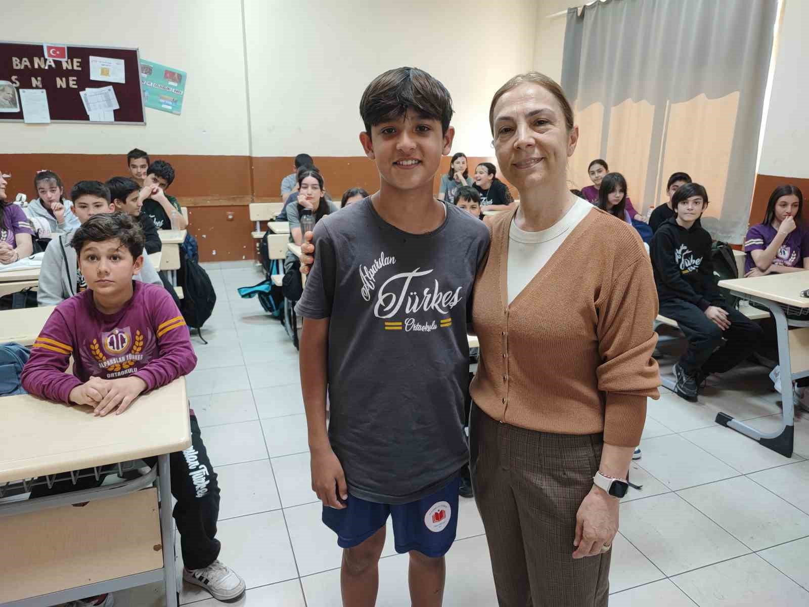 Sürpriz doğum günü öğretmeni ağlattı