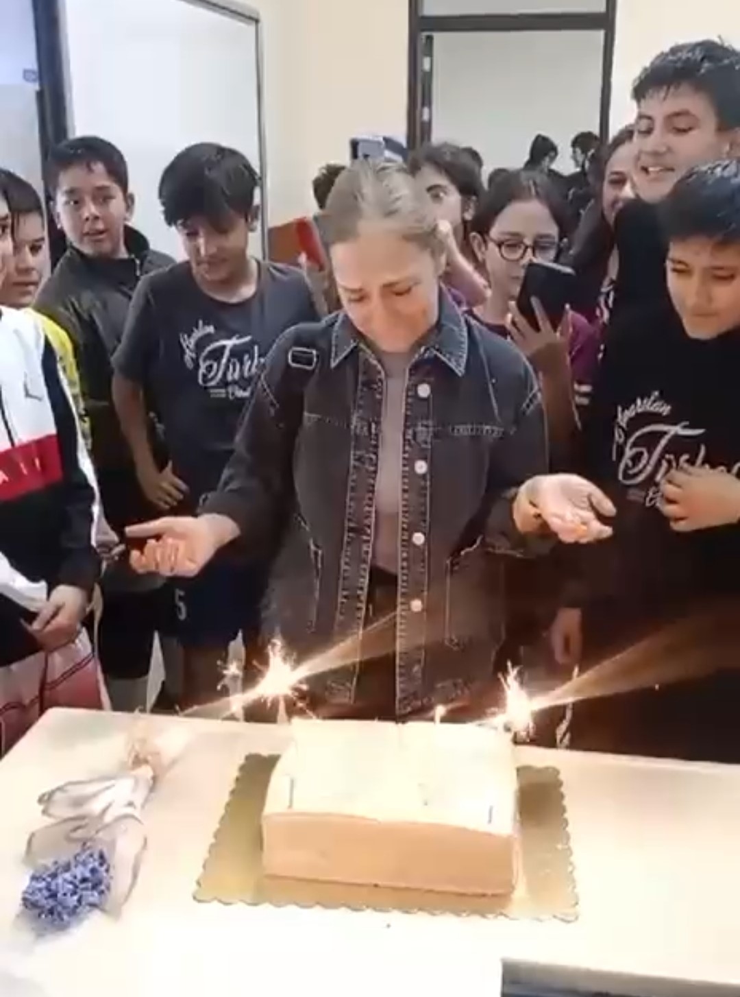 S&uuml;rpriz doğum g&uuml;n&uuml; &ouml;ğretmeni ağlattı
