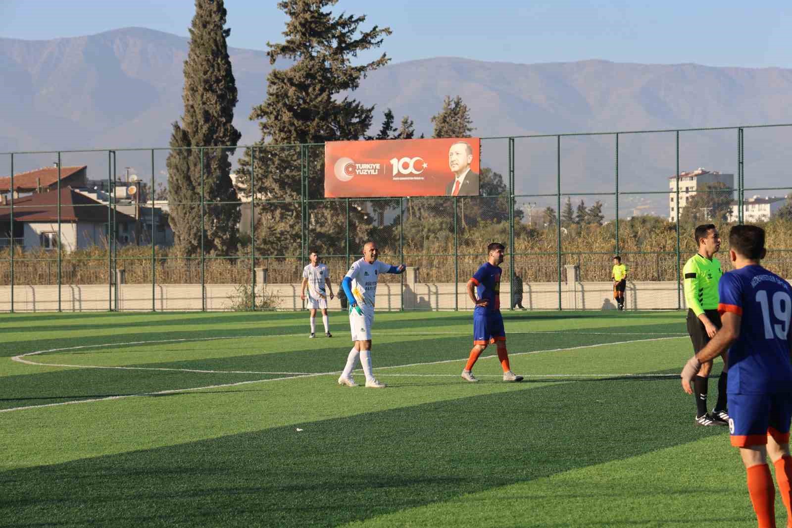 50&rsquo;lik delikanlılar meşin yuvarlak peşinde yeşil sahada ter d&ouml;k&uuml;yor
