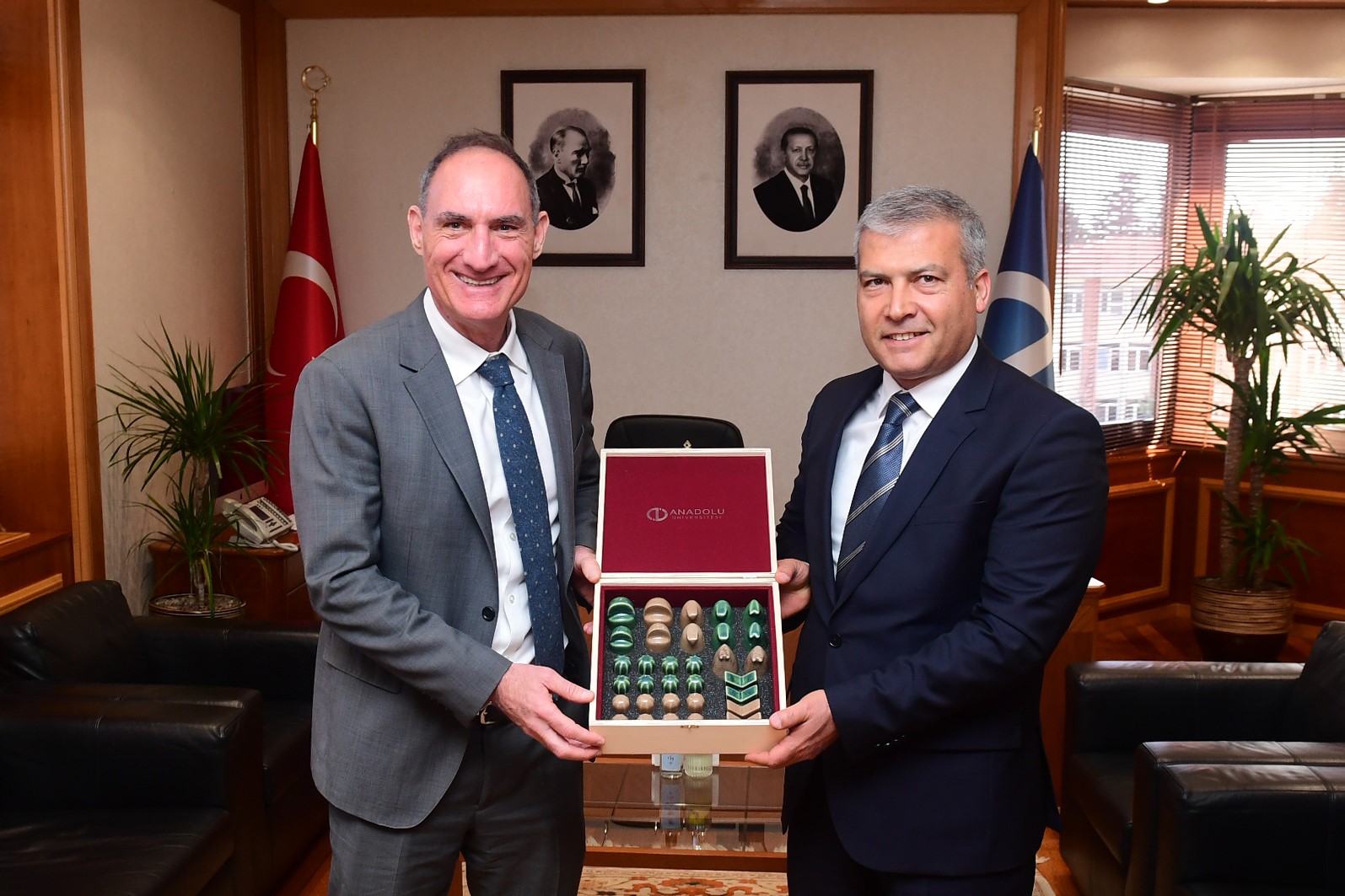 ABD B&uuml;y&uuml;kel&ccedil;iliği Maslahatg&uuml;zarı Goldman, Anadolu &Uuml;niversitesini ziyaret etti
