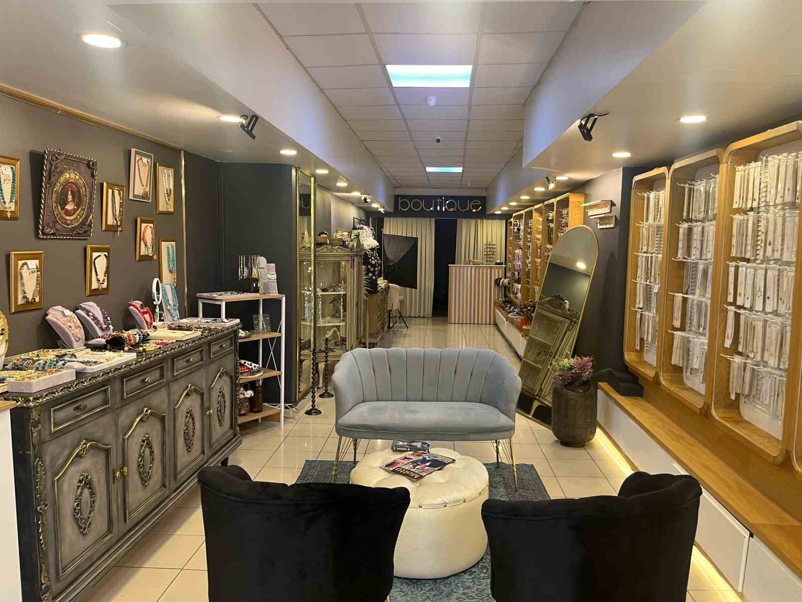 D&uuml;nya Kadınlar G&uuml;n&uuml;&rsquo;ndeki yoğunluktan yararlanan kadın hırsız iş başında
