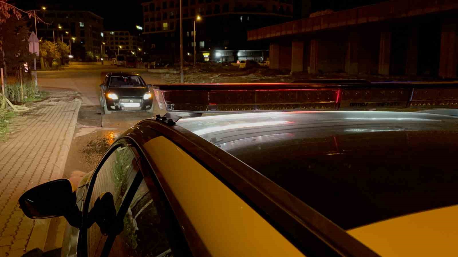 Edirne&rsquo;de seyir hallideyken elindeki i&ccedil;ki şişesini başka bir araca fırlatan alkol&uuml; s&uuml;r&uuml;c&uuml;n&uuml;n ehliyetine el konuldu
