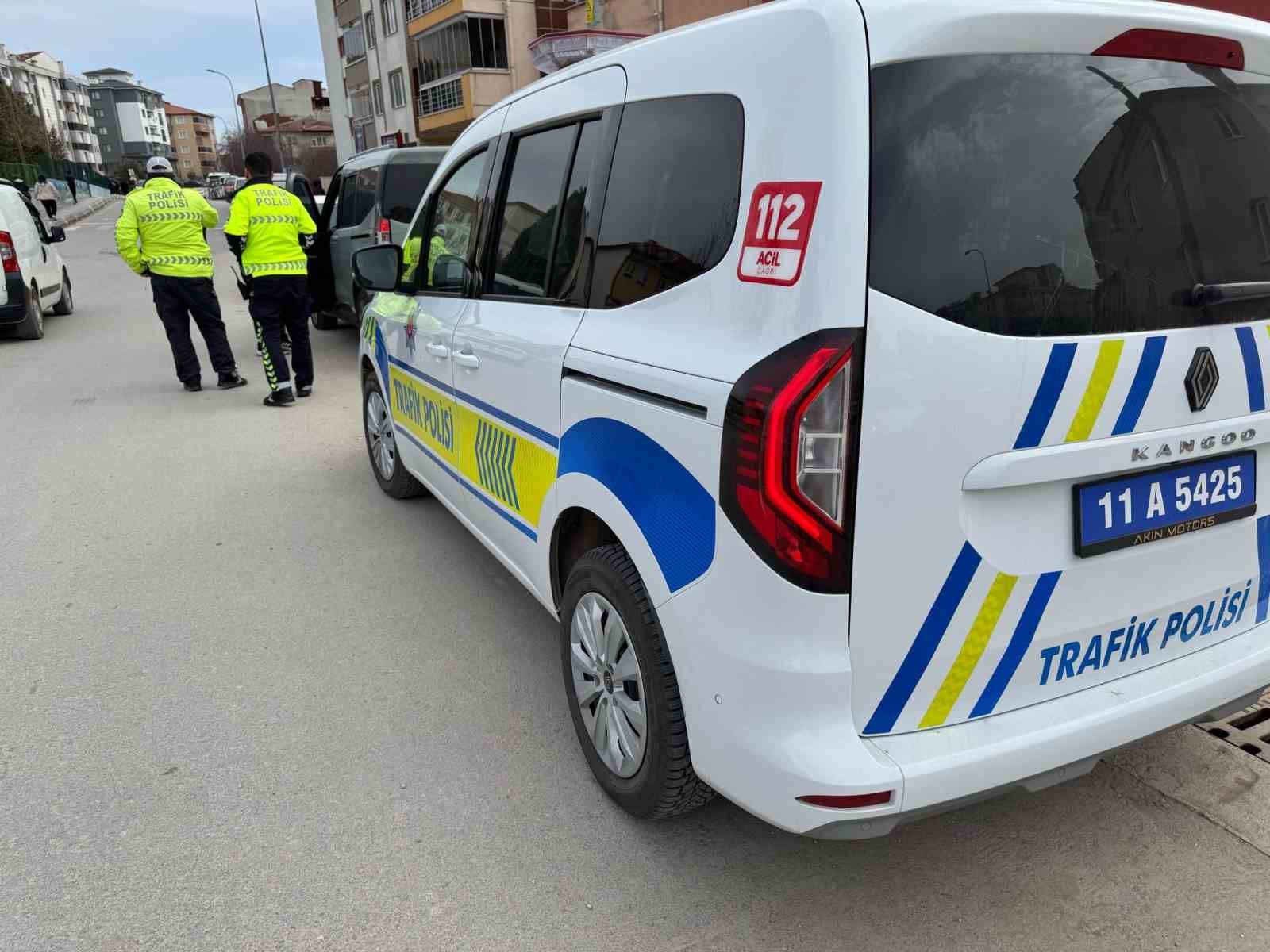 9 yaşındaki &ccedil;ocuğa okulun &ouml;n&uuml;nde otomobil &ccedil;arptı
