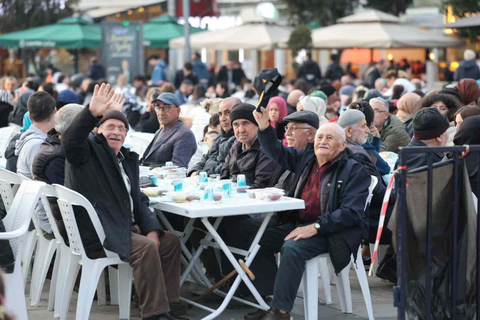 Bin 500 kişilik iftar yemeği gönülleri buluşturuyor
