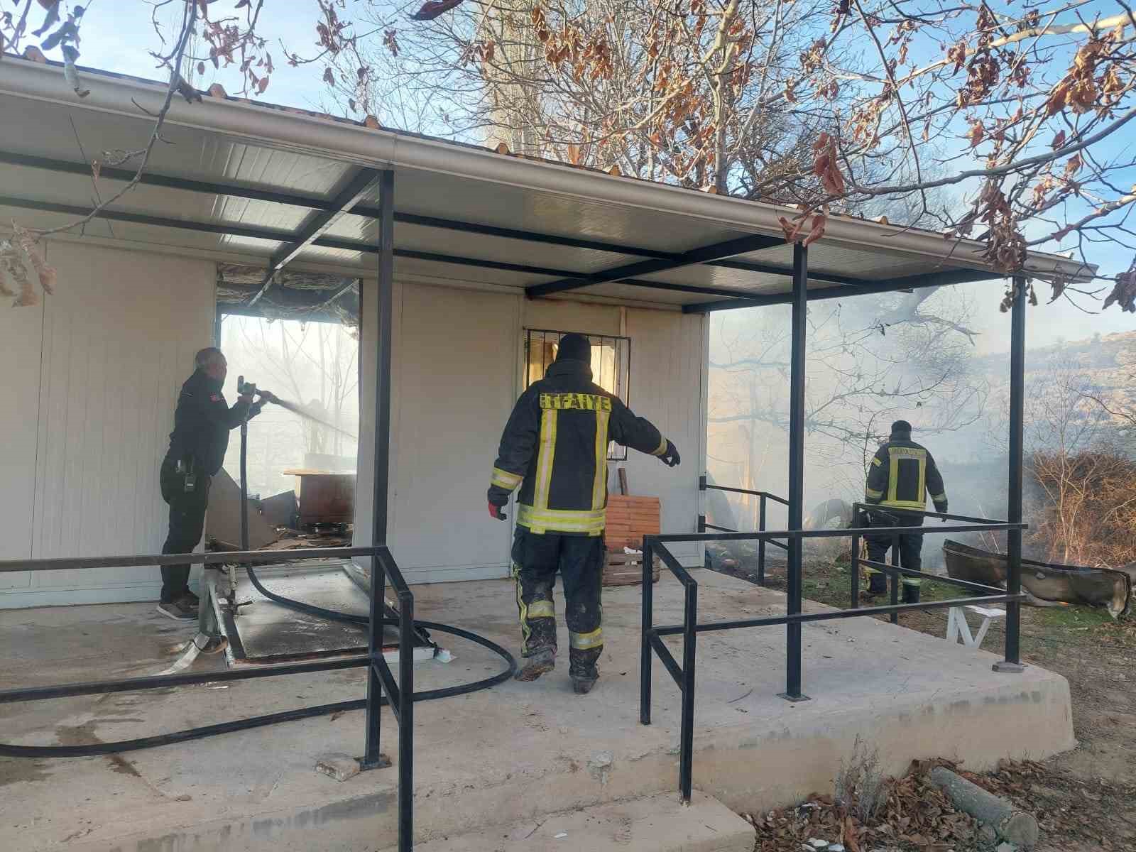 Karaman&rsquo;da bah&ccedil;e evi alevlere teslim oldu
