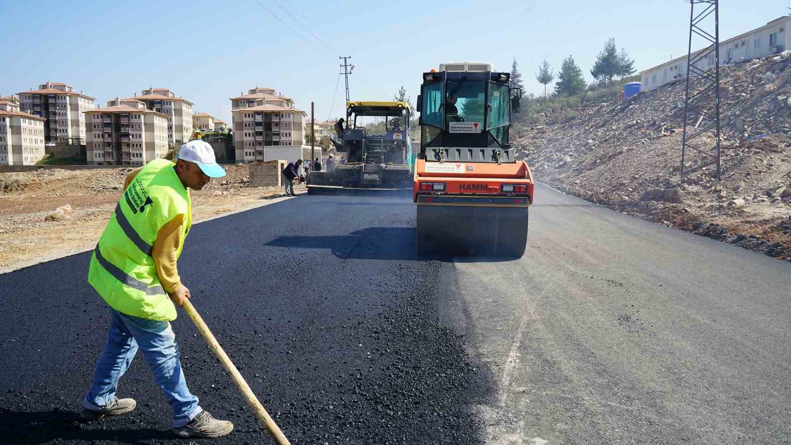 Kahramanmaraş B&uuml;y&uuml;kşehir Belediyesi, T&uuml;rkoğlu&rsquo;nda yolları yeniliyor
