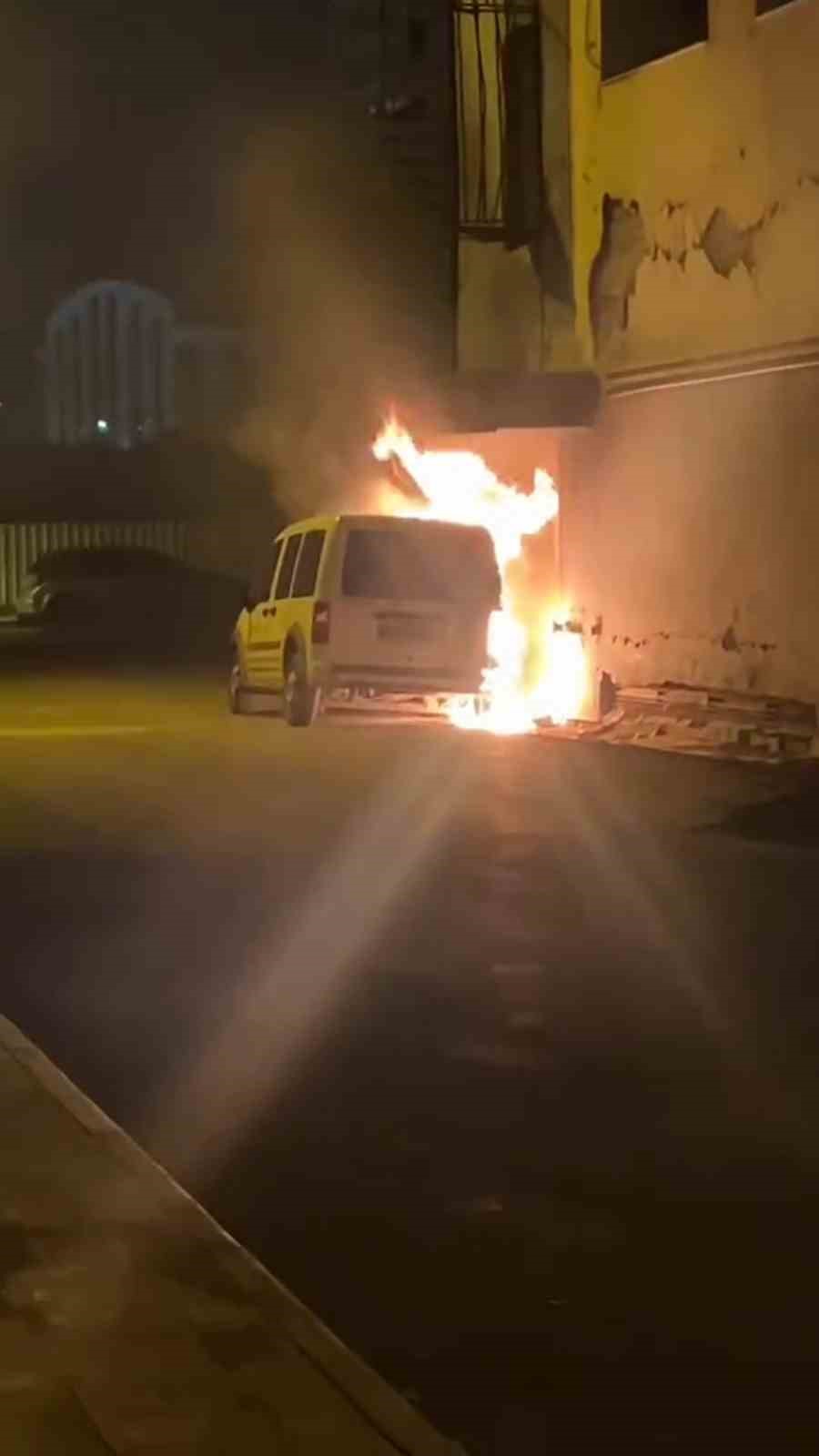 Hafif ticari araç alevler içerisinde kalmıştı kundakladıkları ortaya çıktı