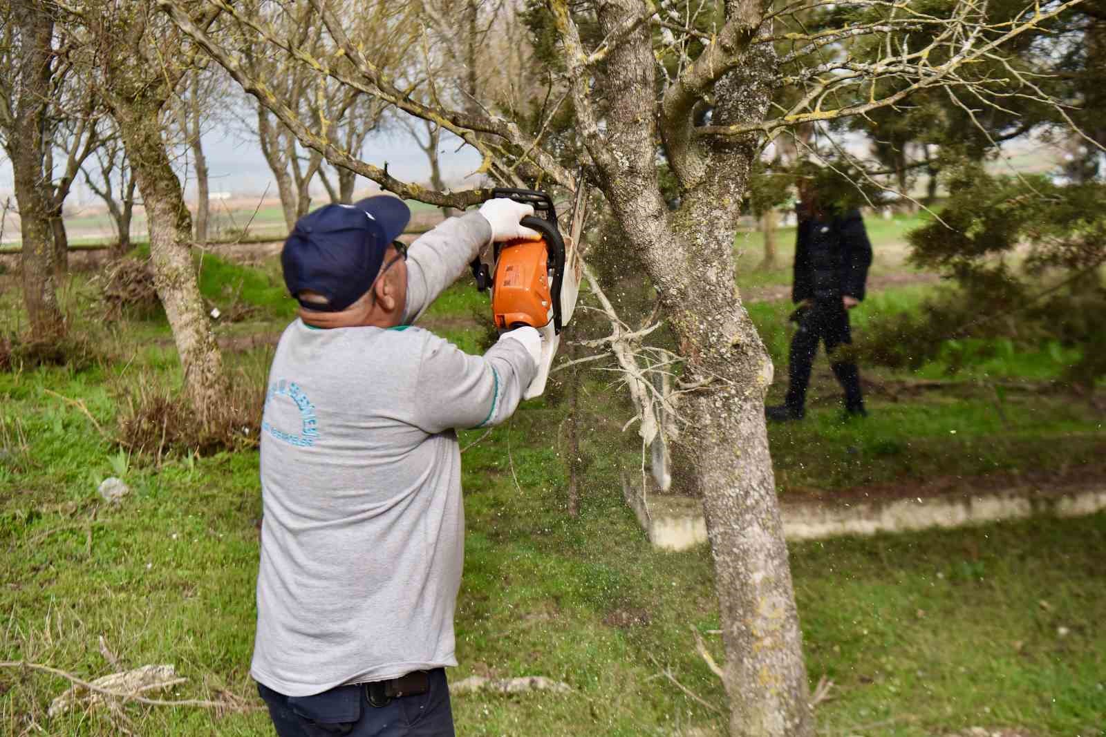 Altıeyl&uuml;l&rsquo;de bayram &ouml;ncesi mezarlık temizliği
