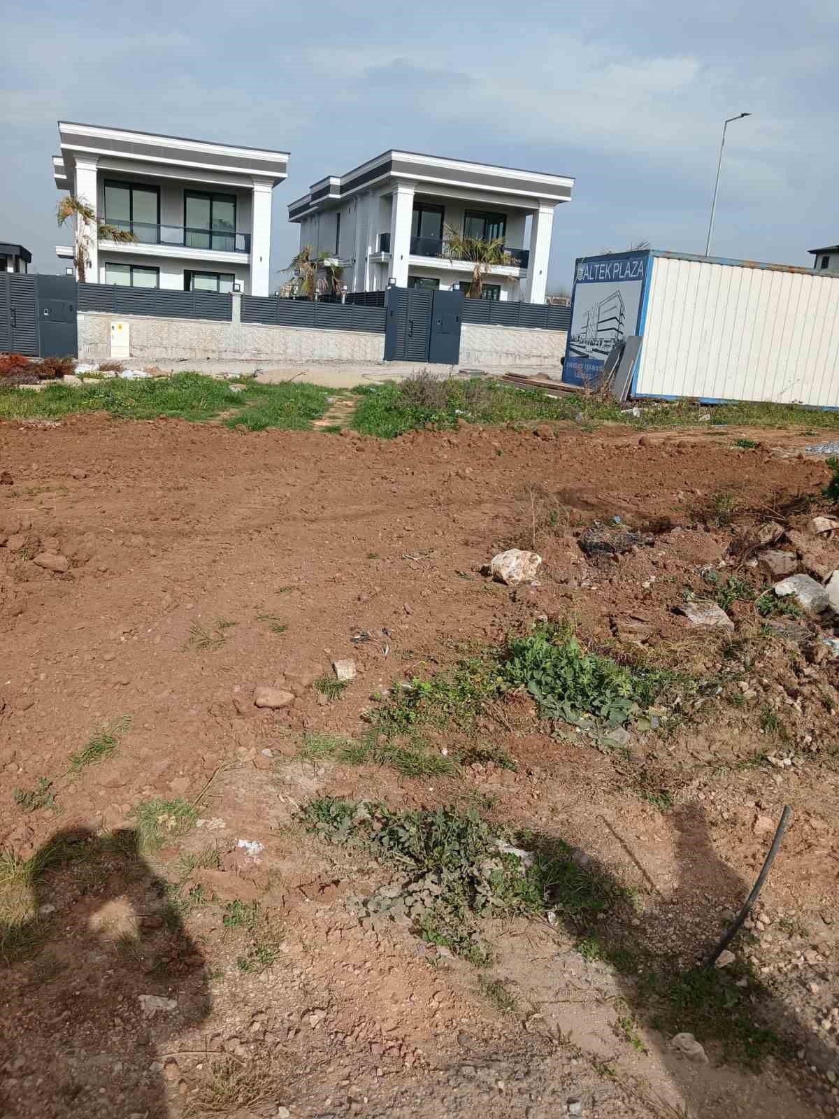 Lüks sitelerin arasına molozu böyle döktü