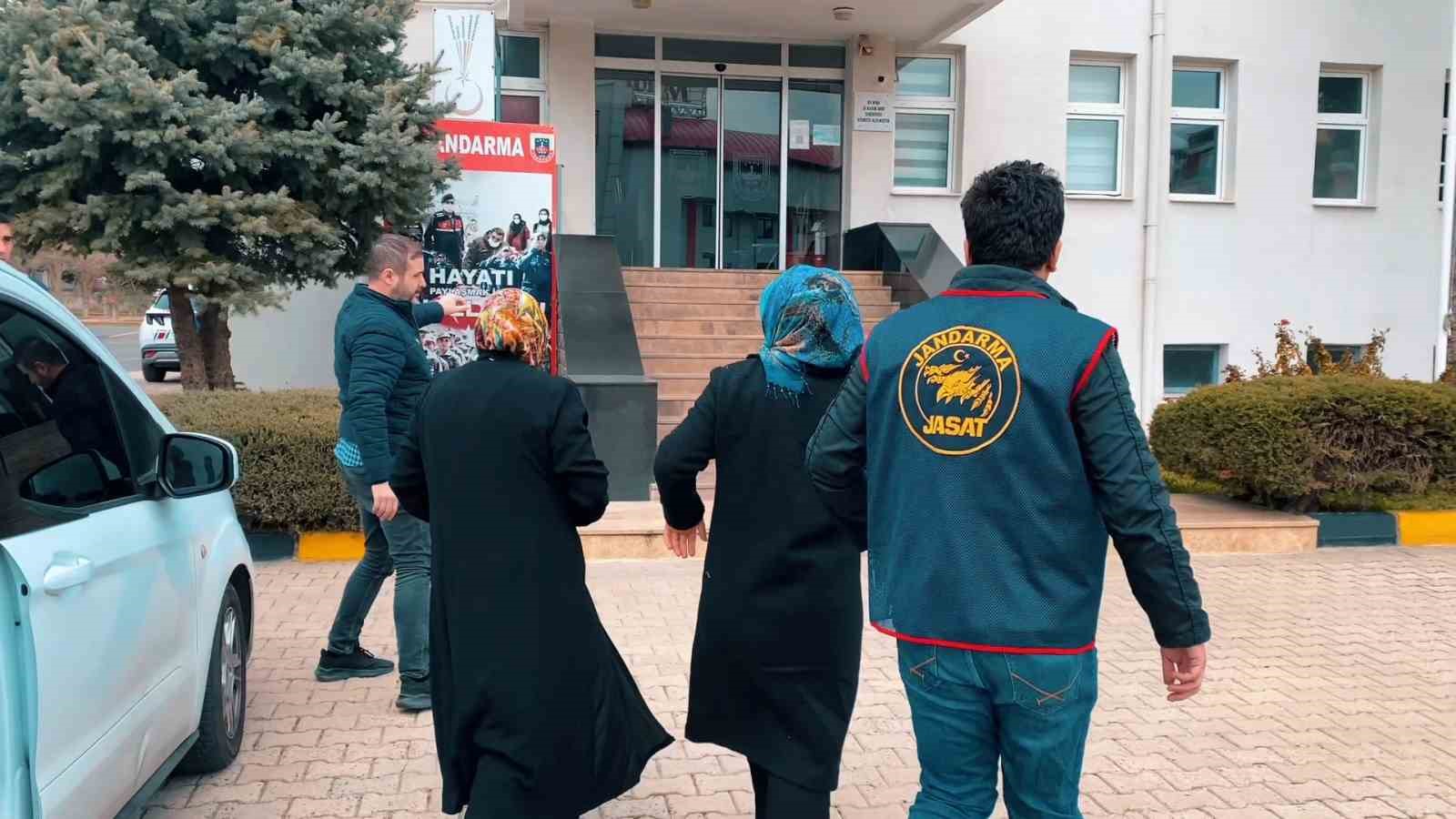 2 g&uuml;nl&uuml;k bebeği &ouml;ld&uuml;r&uuml;p betona g&ouml;mm&uuml;şlerdi: Firari anne ve anneanneyi JASAT yakaladı

