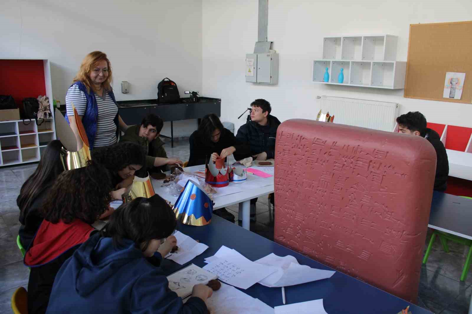 M&uuml;zede g&ouml;rd&uuml;klerinin aynısını yapıyorlar
