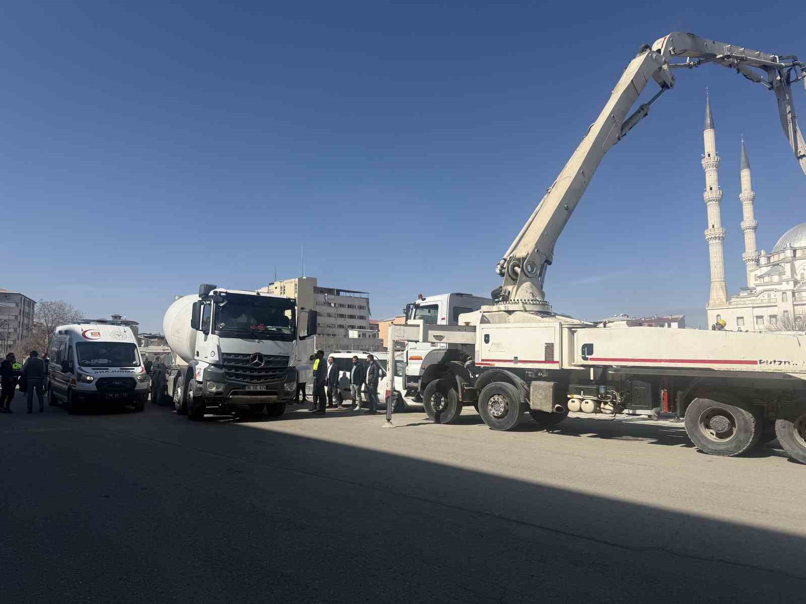 Beton mikserinin altında kalan genç kız yaralandı
