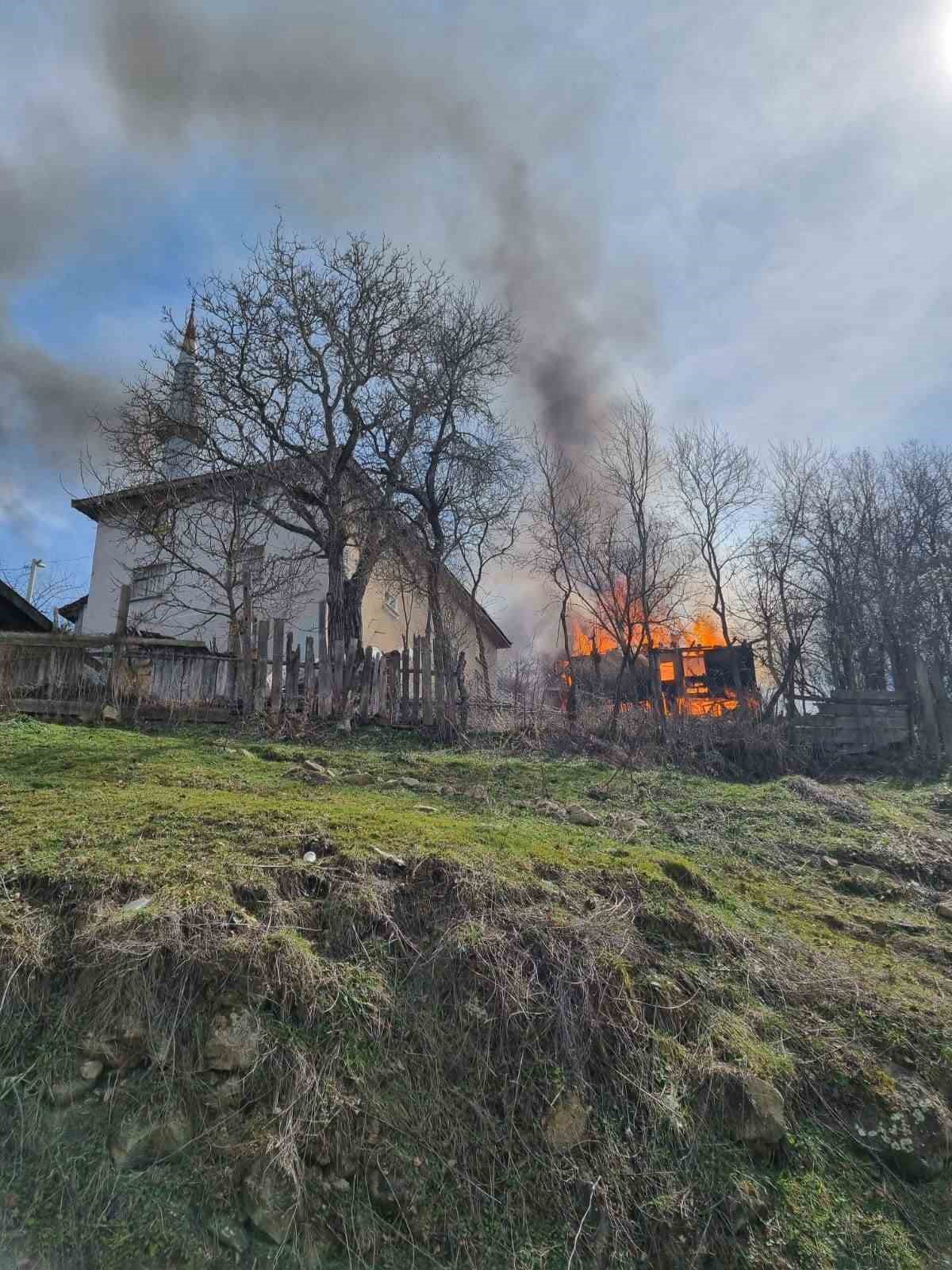 Bolu’da 2 ev, samanlık ve traktör alevlere teslim oldu