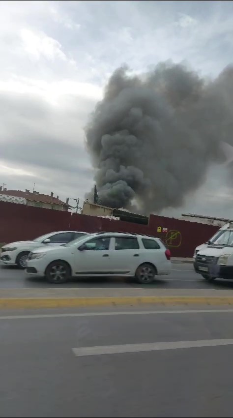 Gebze’de hurdalık alanda yangın: Gökyüzü siyaha büründü
