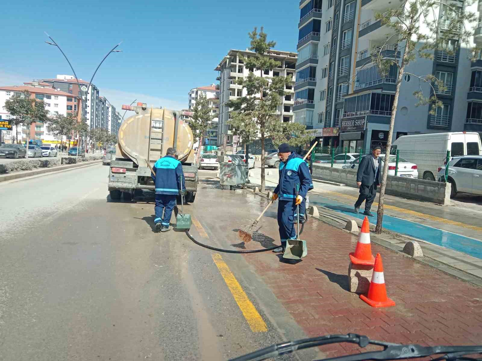 Battalgazi&rsquo;de temizlik &ccedil;alışmaları hızla s&uuml;r&uuml;yor
