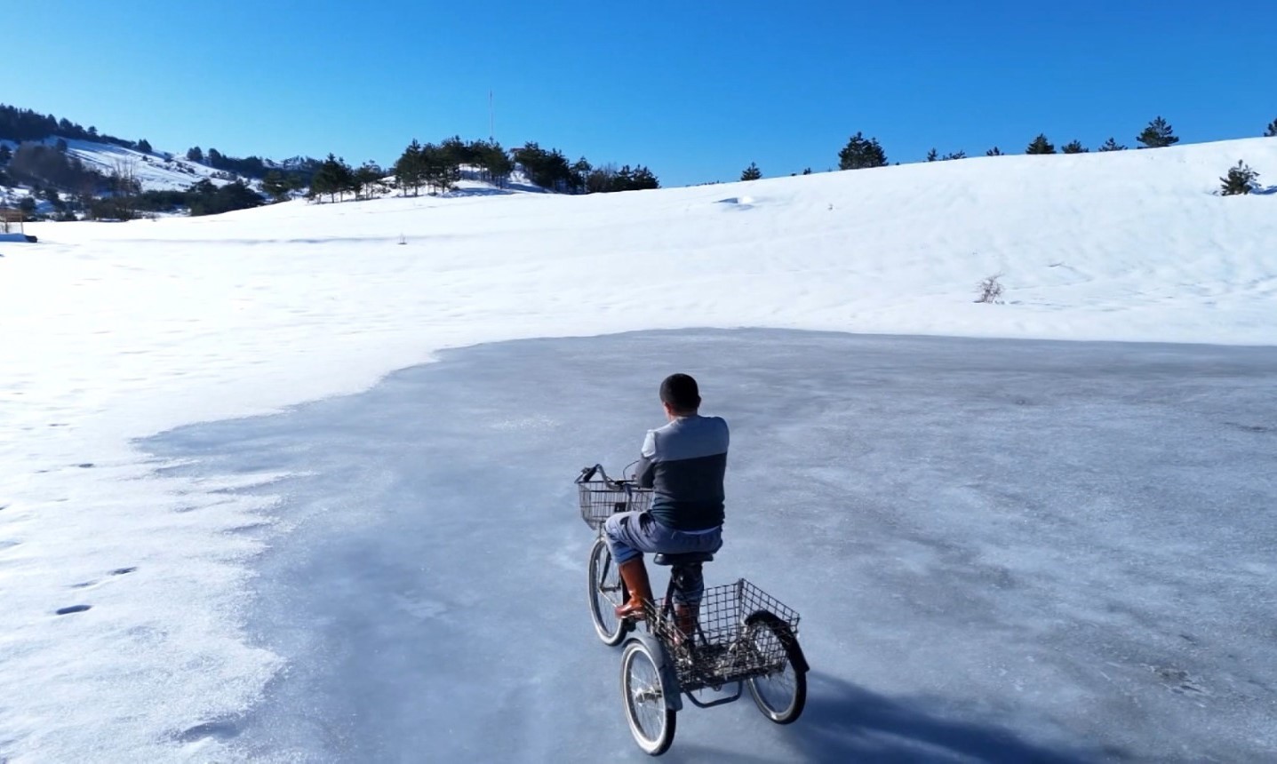 Sinop&rsquo;ta buzla kaplı g&ouml;lde bisiklet keyfi
