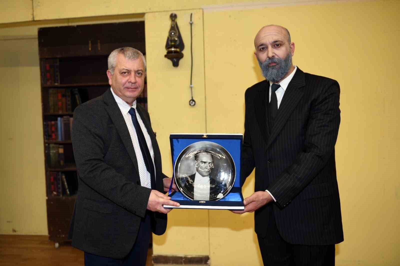 &lsquo;Şair, Şiir, Şuur&rsquo; oyunu tiyatroseverler ile buluştu
