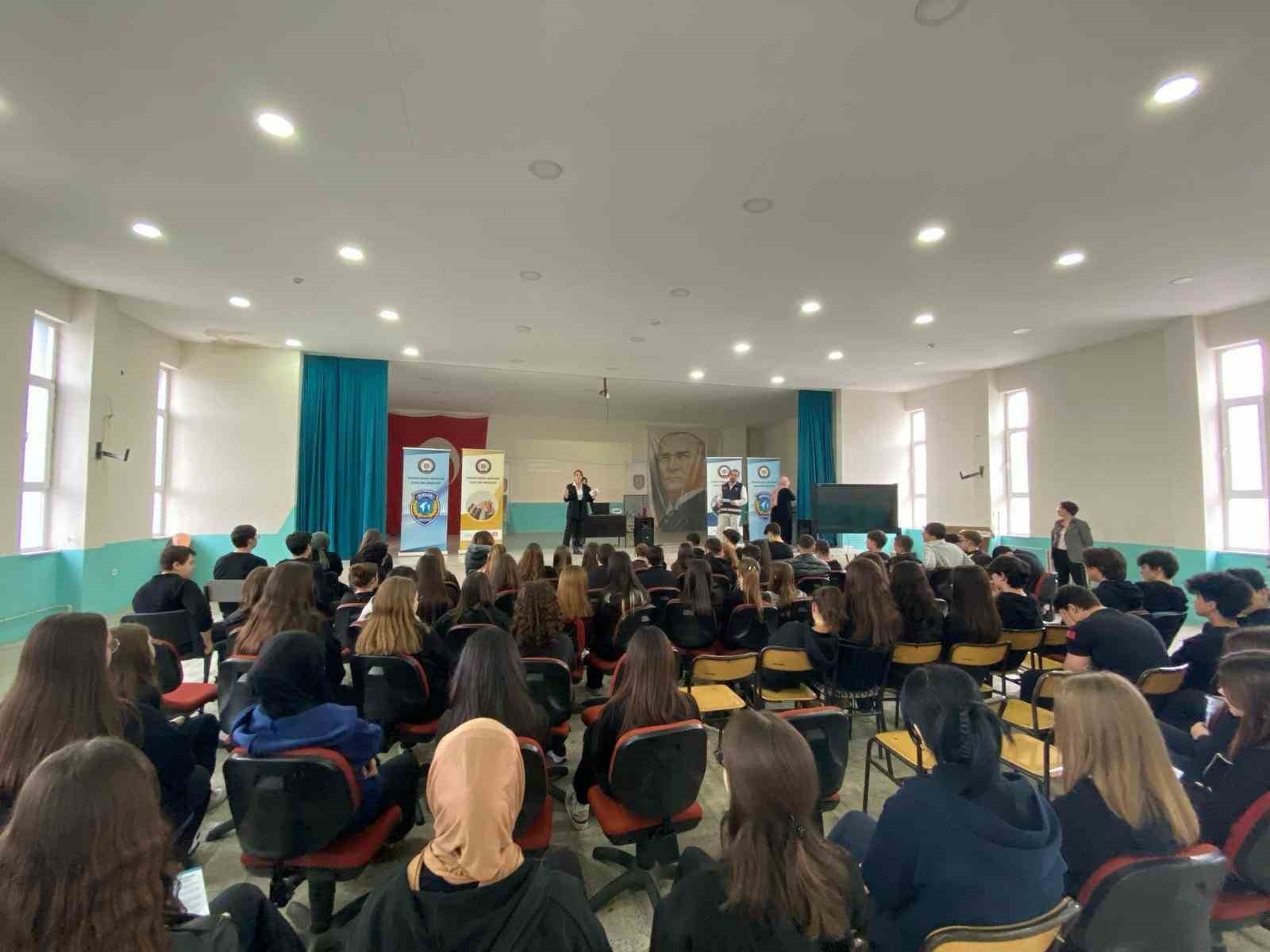 Tekirdağ&rsquo;da lise &ouml;ğrencilerine bilin&ccedil;lendirme eğitimi verildi
