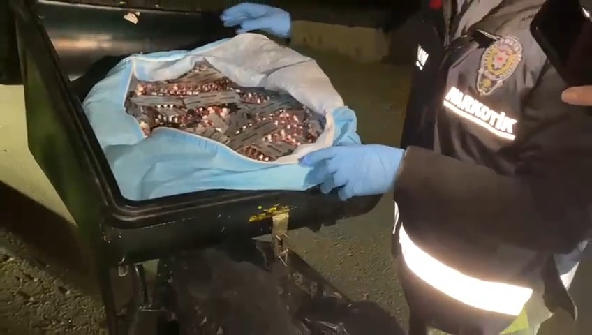 Samsun’da motosikletin sepetinde 3 bin 962 adet uyuşturucu ele geçirildi