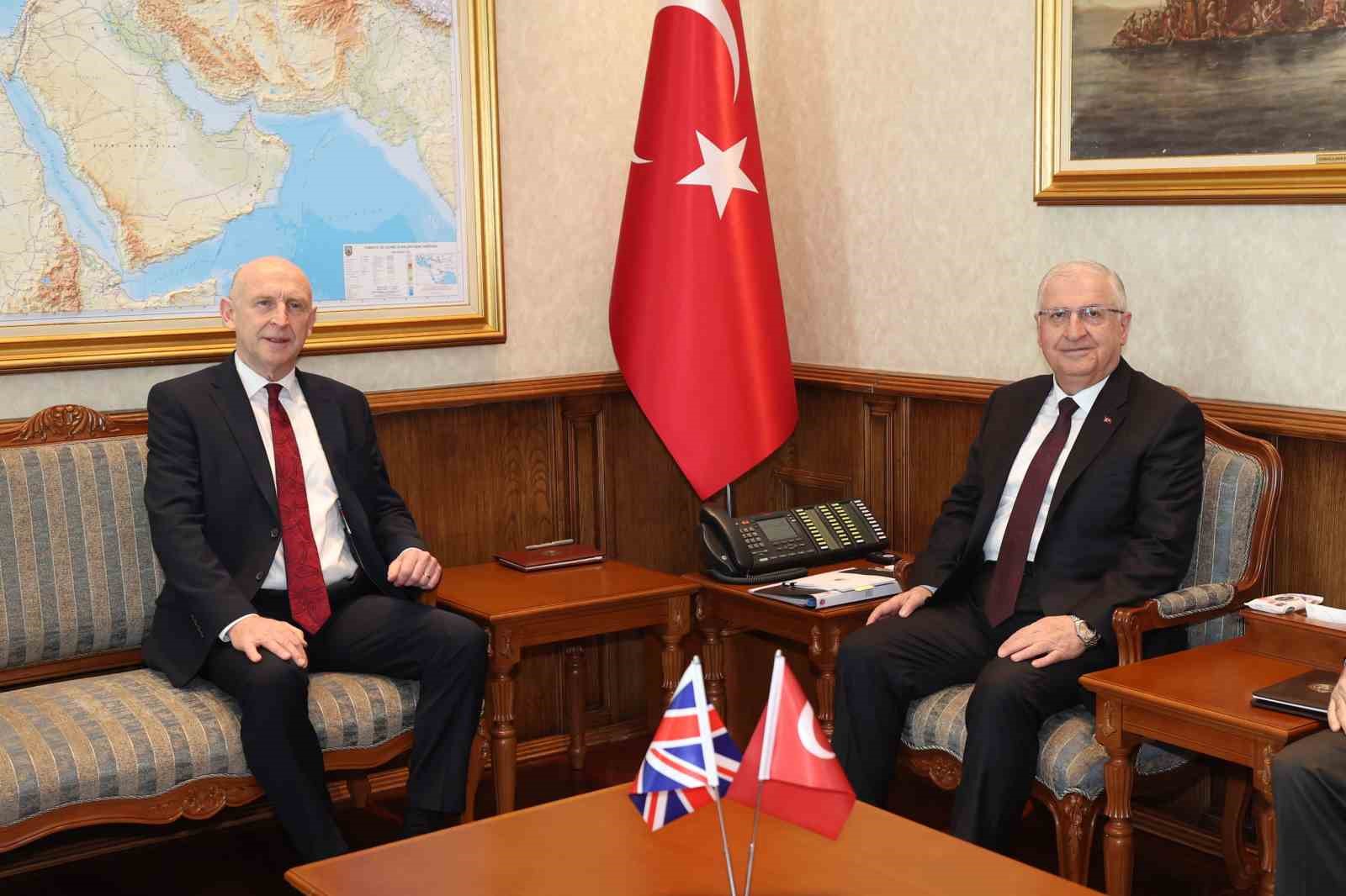 Milli Savunma Bakanı G&uuml;ler, İngiltere Savunma Bakanı Healey ile bir araya geldi
