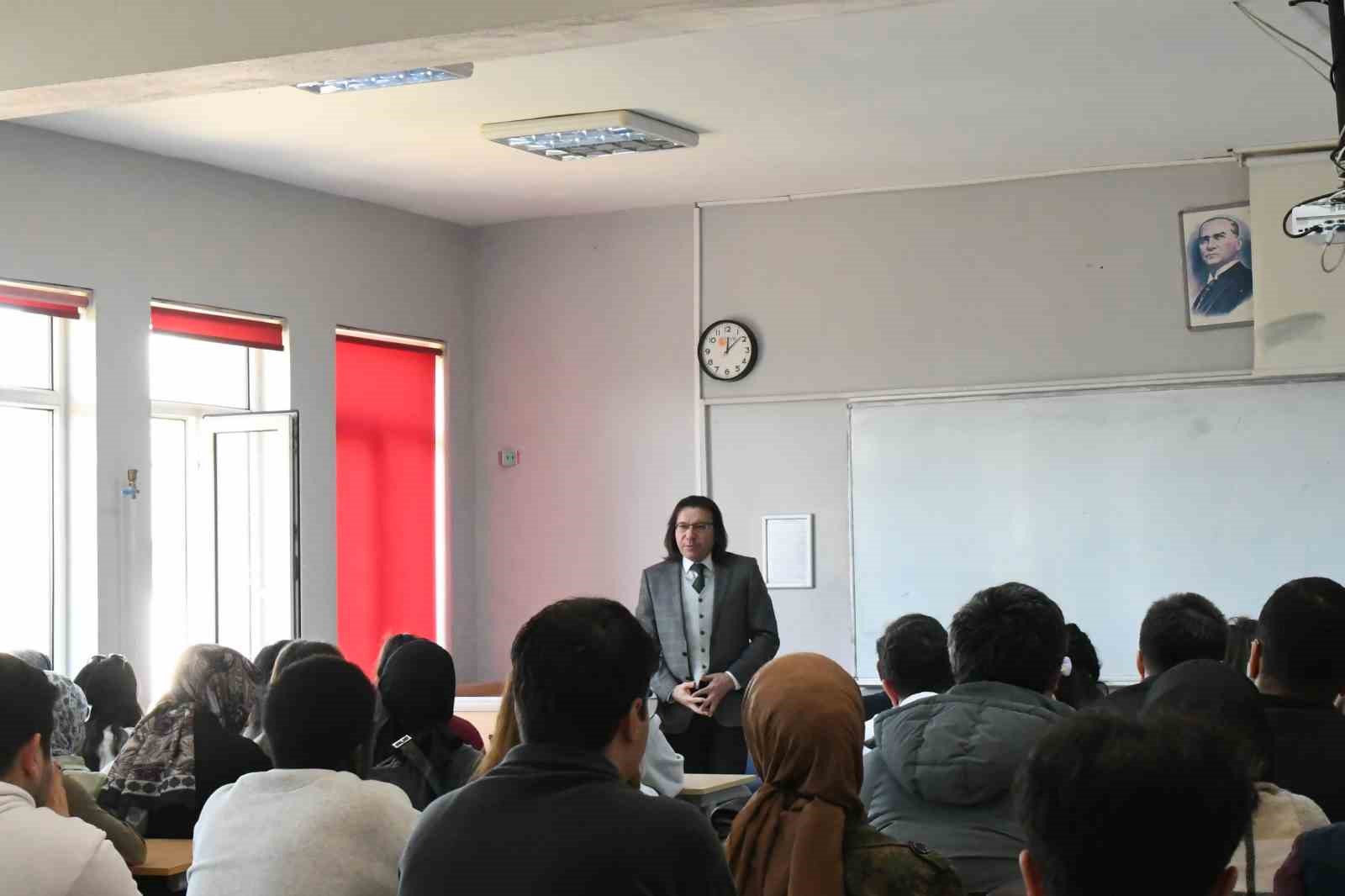 Vali yardımcısı b&uuml;rokrasi tecr&uuml;belerini &ouml;ğrencilere anlattı
