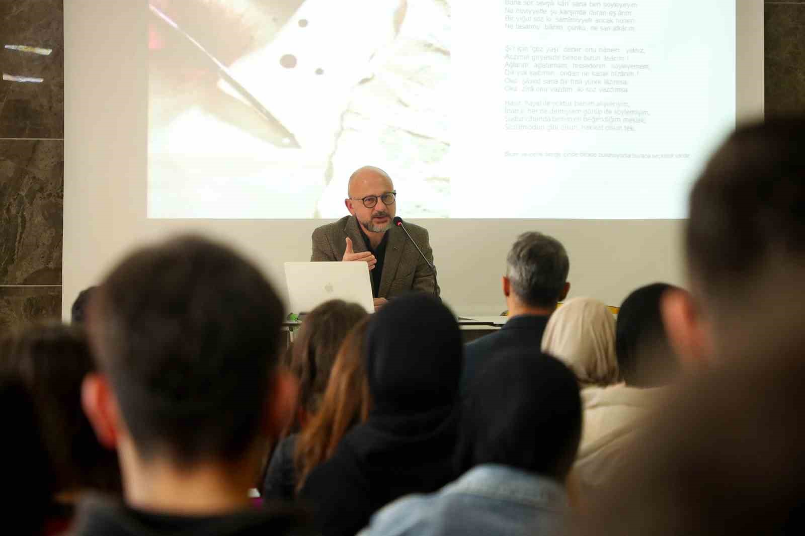 Mehmet Akif Ersoy&rsquo;un bayrak aşkı ve inancı lise &ouml;ğrencilerine anlatıldı
