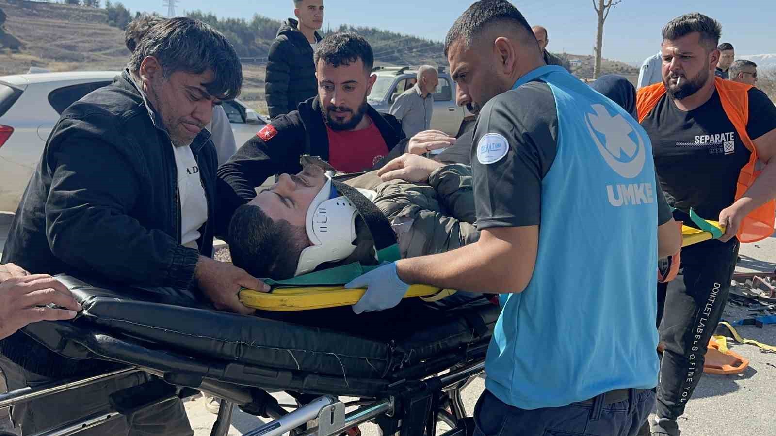 Otomobil motosiklete &ccedil;arpıp ka&ccedil;tı: 2 yaralı
