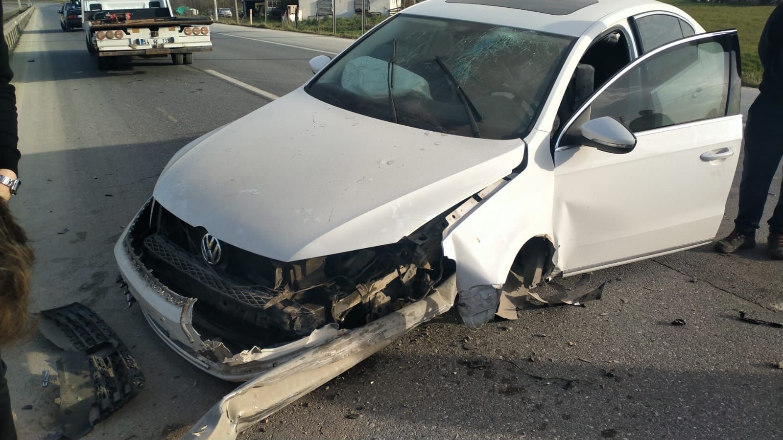 Sakarya&rsquo;da bariyer otomobilin i&ccedil;ine girdi
