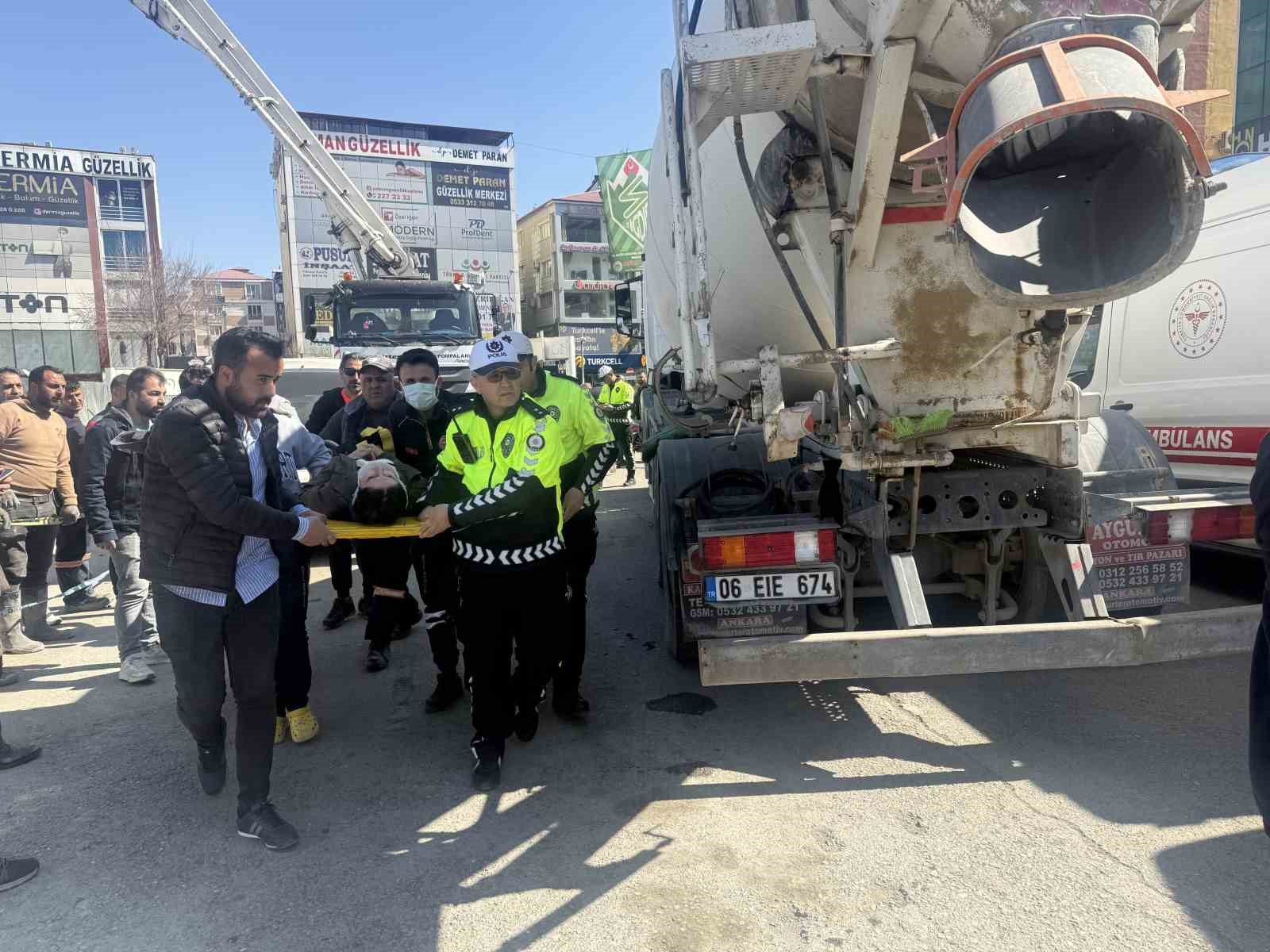 Beton mikserinin altında kalan genç kız yaralandı
