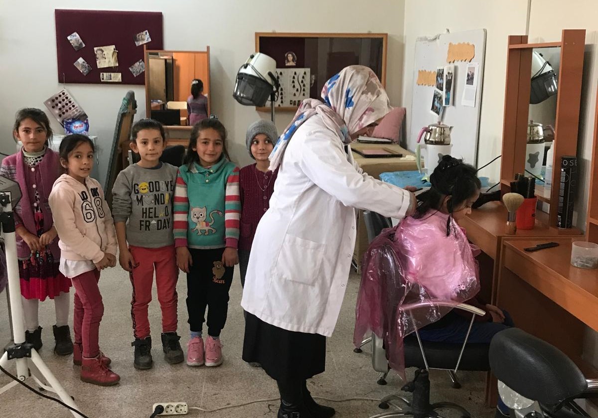 Samsat&rsquo;ta kızların sa&ccedil; kesimleri &uuml;cretsiz yapılıyor
