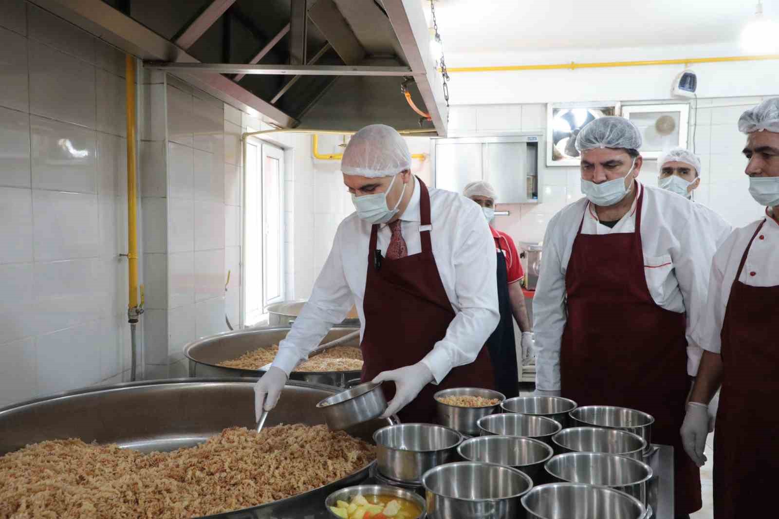 Ağrı&rsquo;da Ramazan&rsquo;da 3 bin 200 kişiye sıcak yemek ulaştırılıyor
