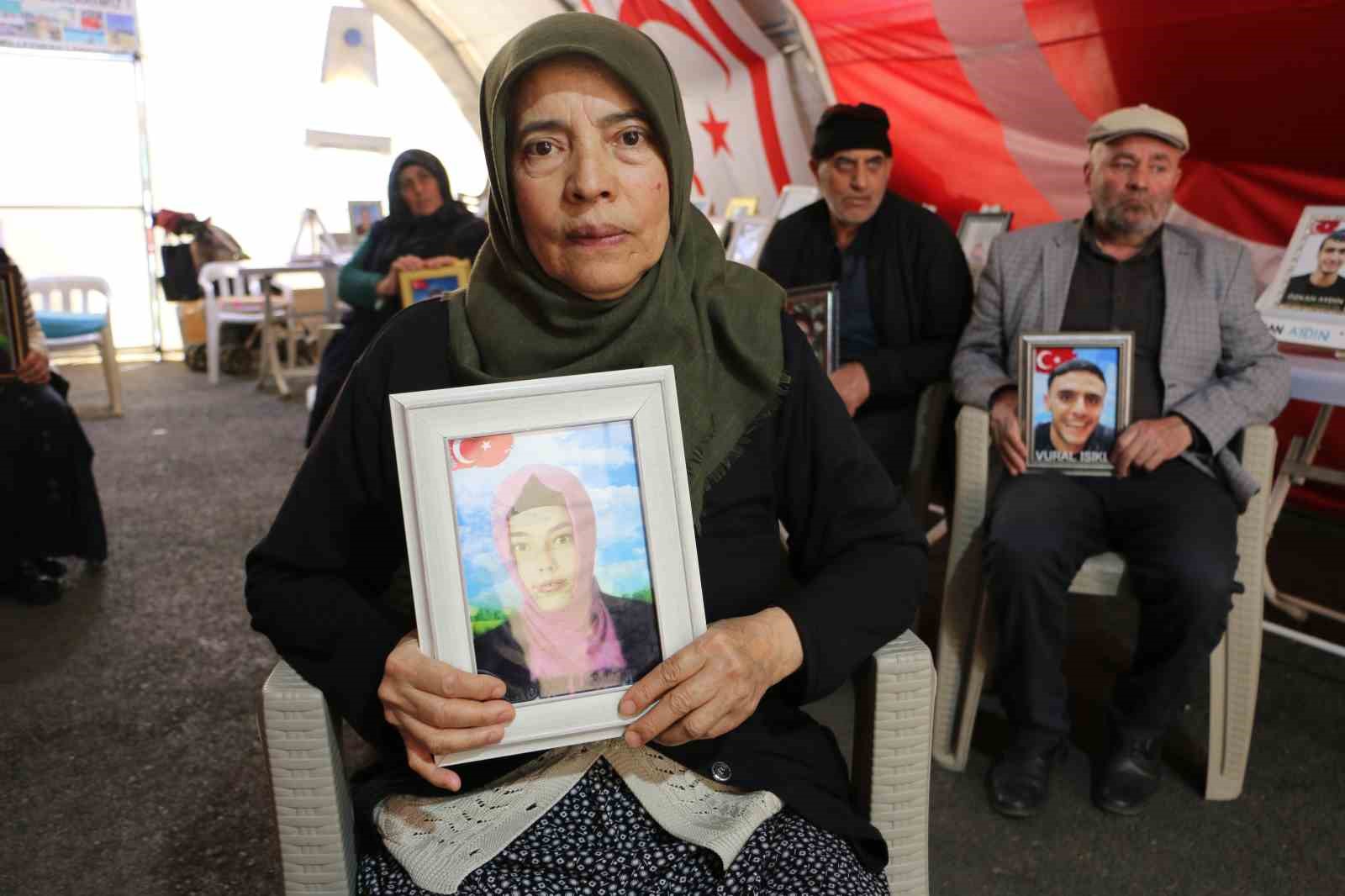 Diyarbakır anneleri Ramazan ayında da &ccedil;adırdan ayrılmıyor
