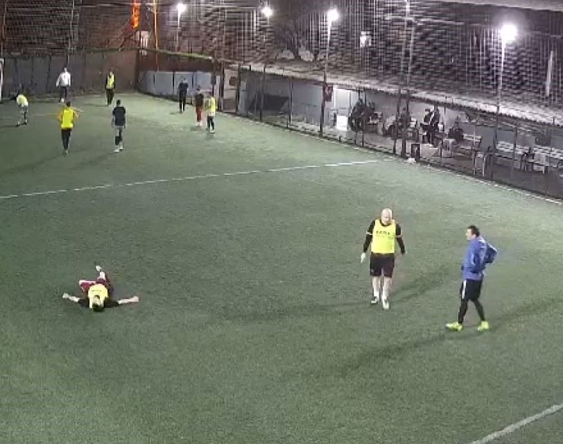 Bakırköy’de halı sahada maç oynadığı esnada fenalaşan genç hayatını kaybetti