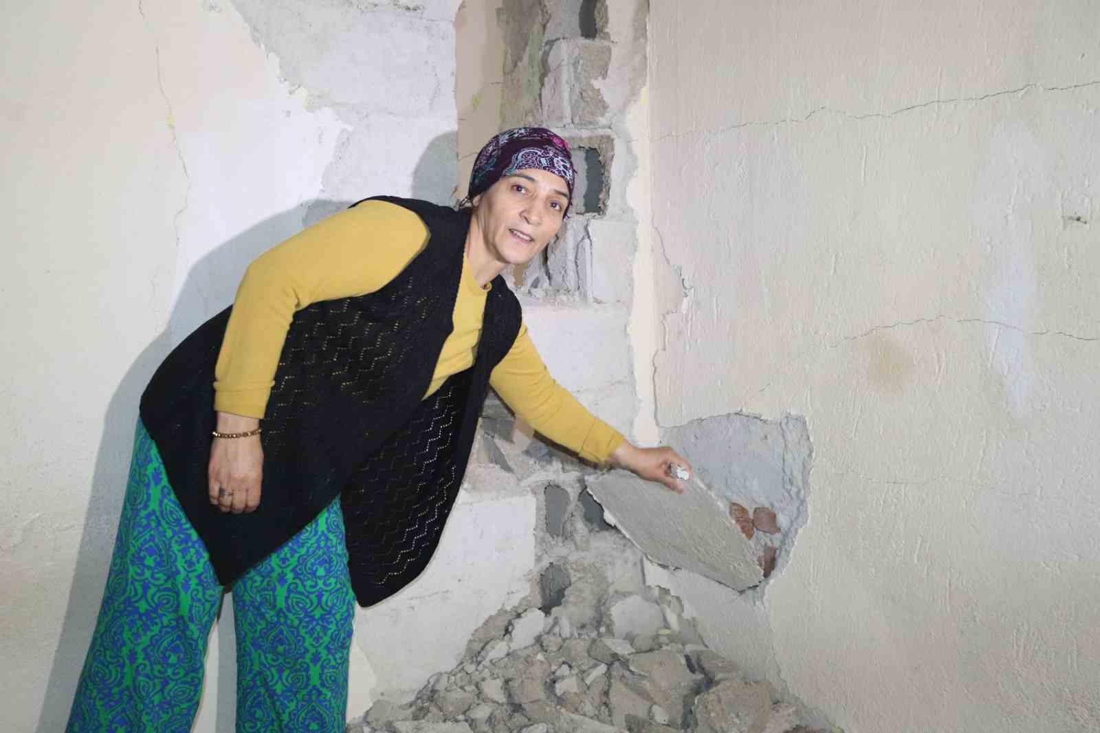 Tünel inşaatı devam eden mahallede, evlerde oluşan derin çatlaklar vatandaşı tedirgin ediyor