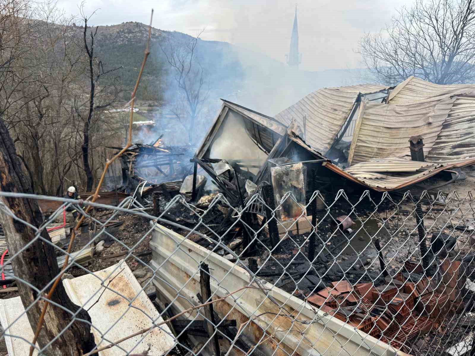 Bolu’da 2 ev, samanlık ve traktör alevlere teslim oldu