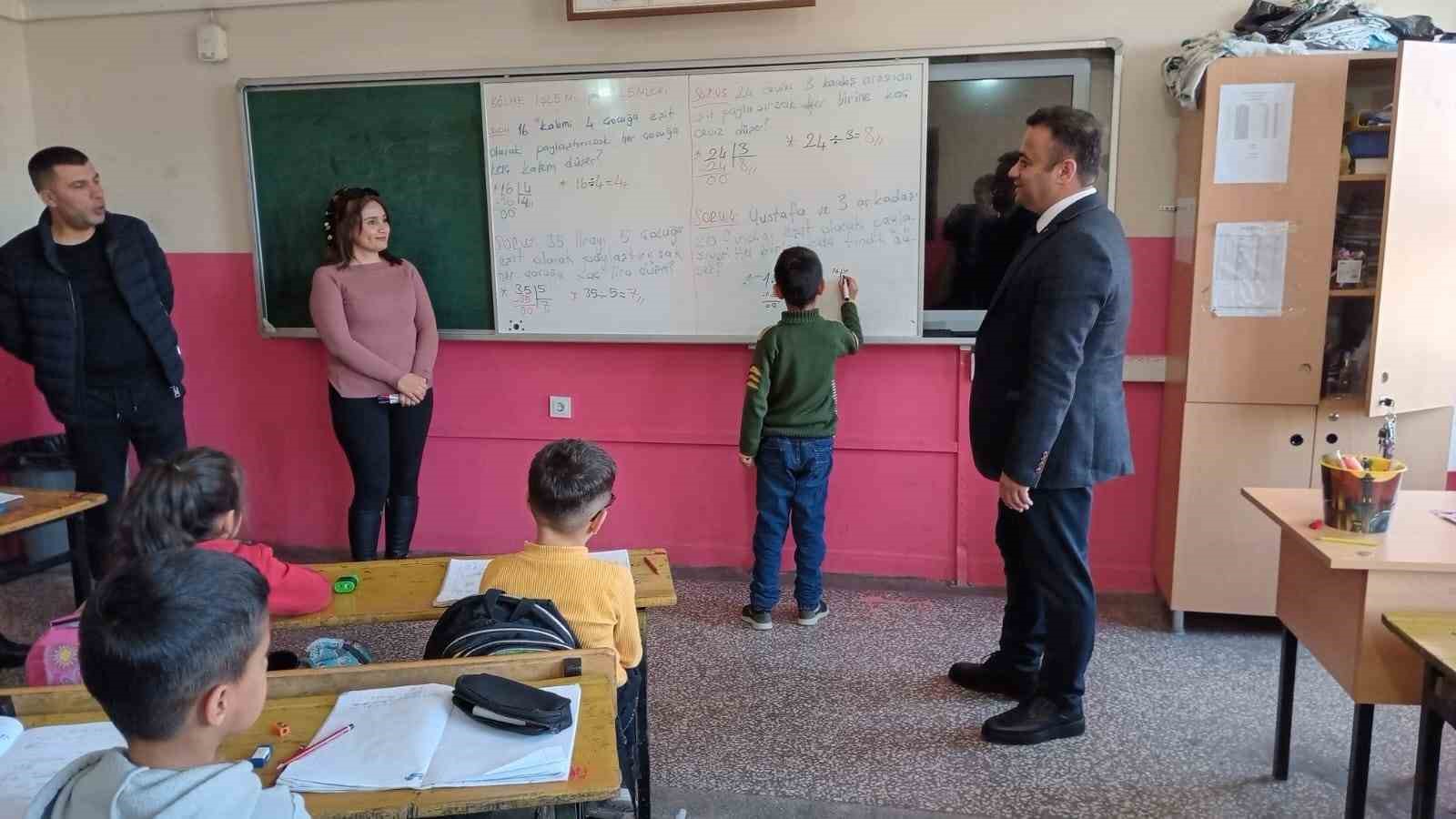 Andı&ccedil;, heimlich manevrası ile &ouml;ğrencisini kurtaran &ouml;ğretmenle bir araya geldi
