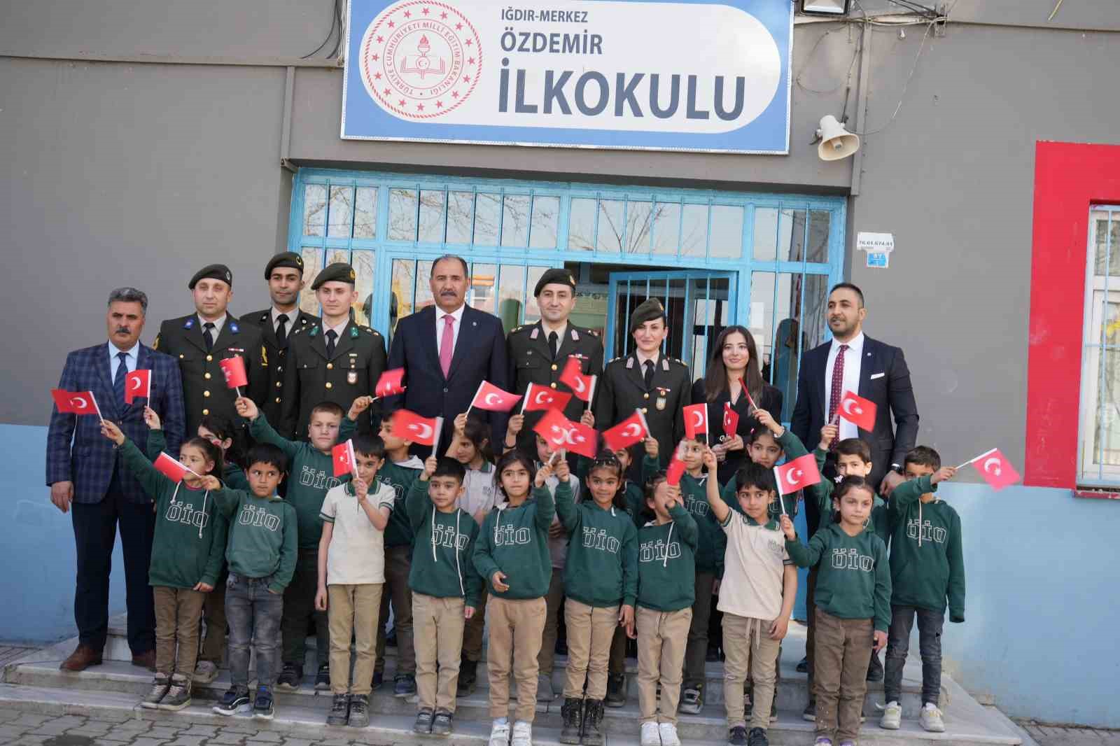 Iğdır&rsquo;da minikler ilk mektuplarını Mehmet&ccedil;iğe yazdı
