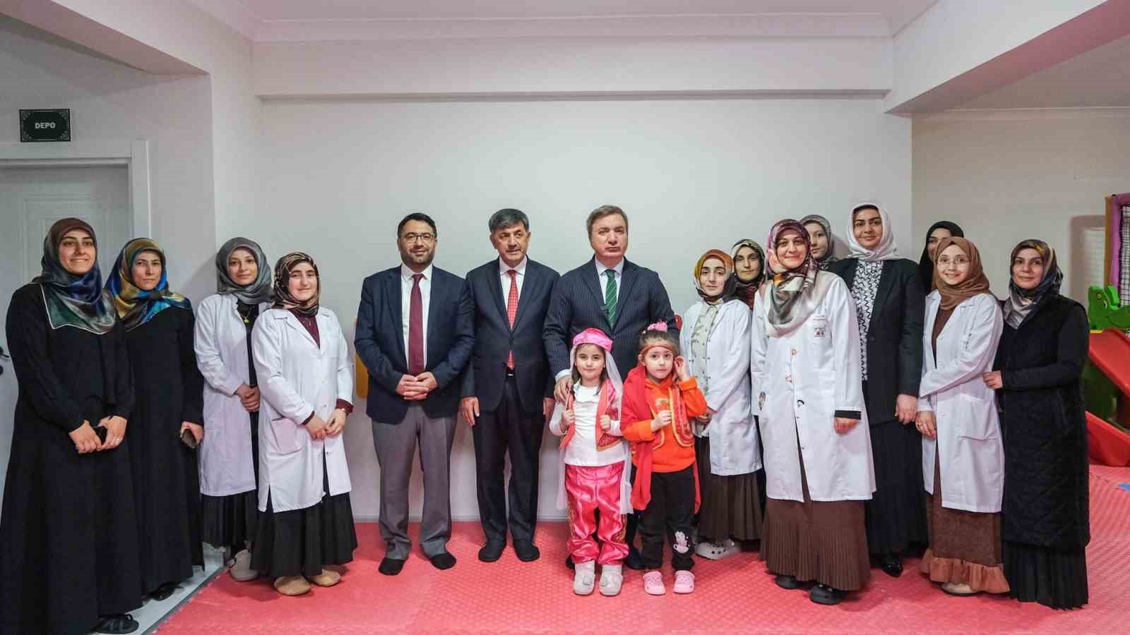 Vali Aydoğdu tekne orucu tutan miniklerle iftarda bir araya geldi
