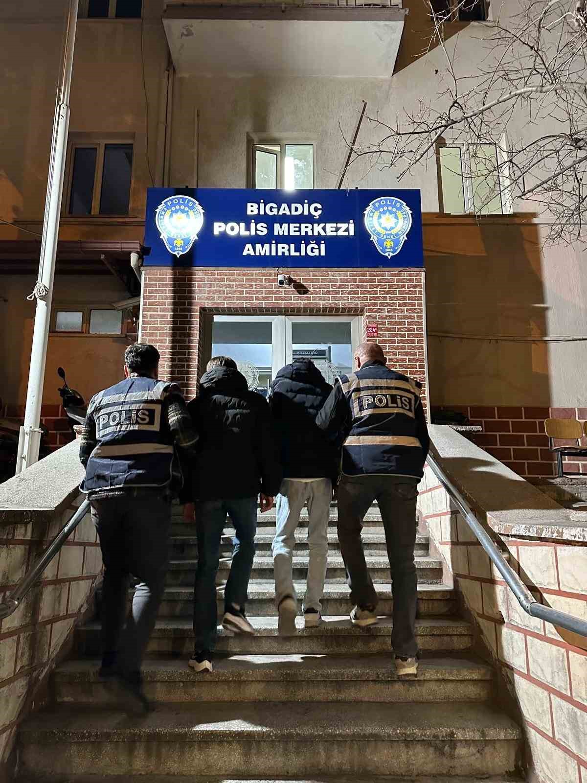 Yaşlı kadını 1 milyon 500 bin lira dolandıran şahıslar yakalandı
