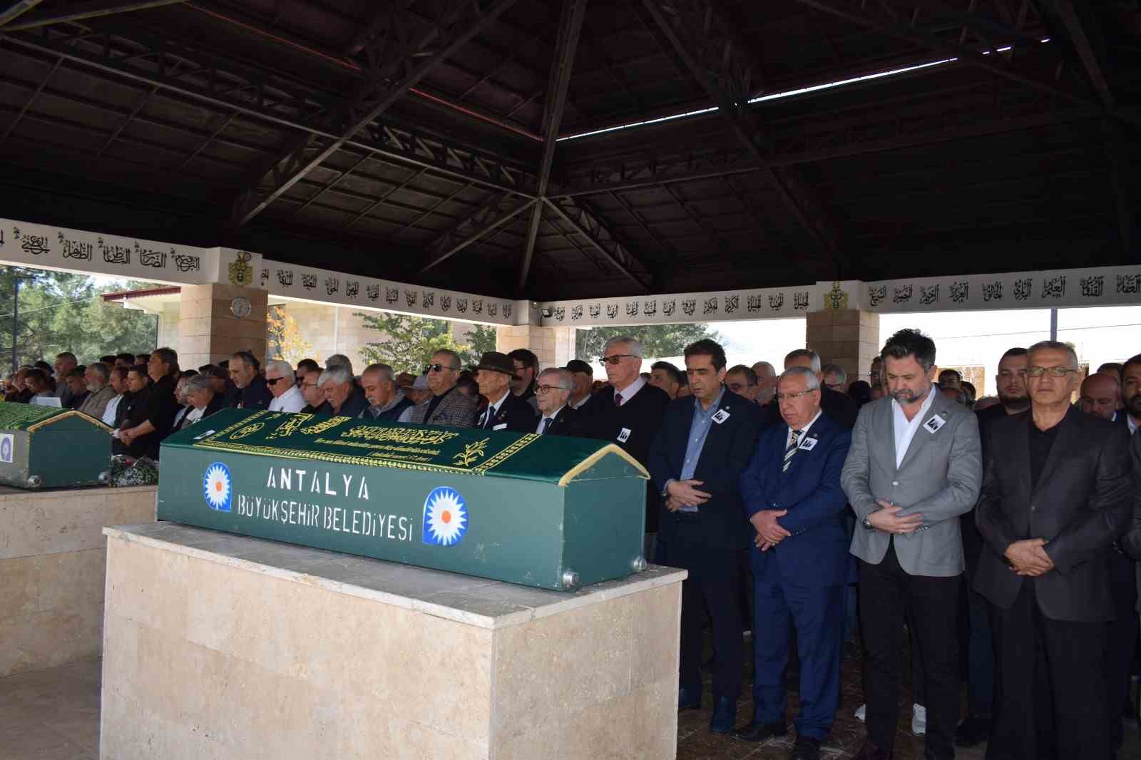 Antalya’nın duayen gazetecilerinden Cengiz Savaşeri son yolculuğuna uğurlandı