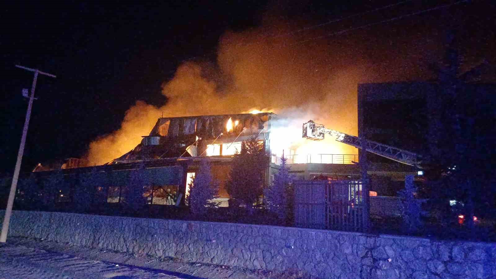 &Ccedil;orum&rsquo;daki fabrika yangında dumandan etkilenen 3 kişi hastaneye kaldırıldı
