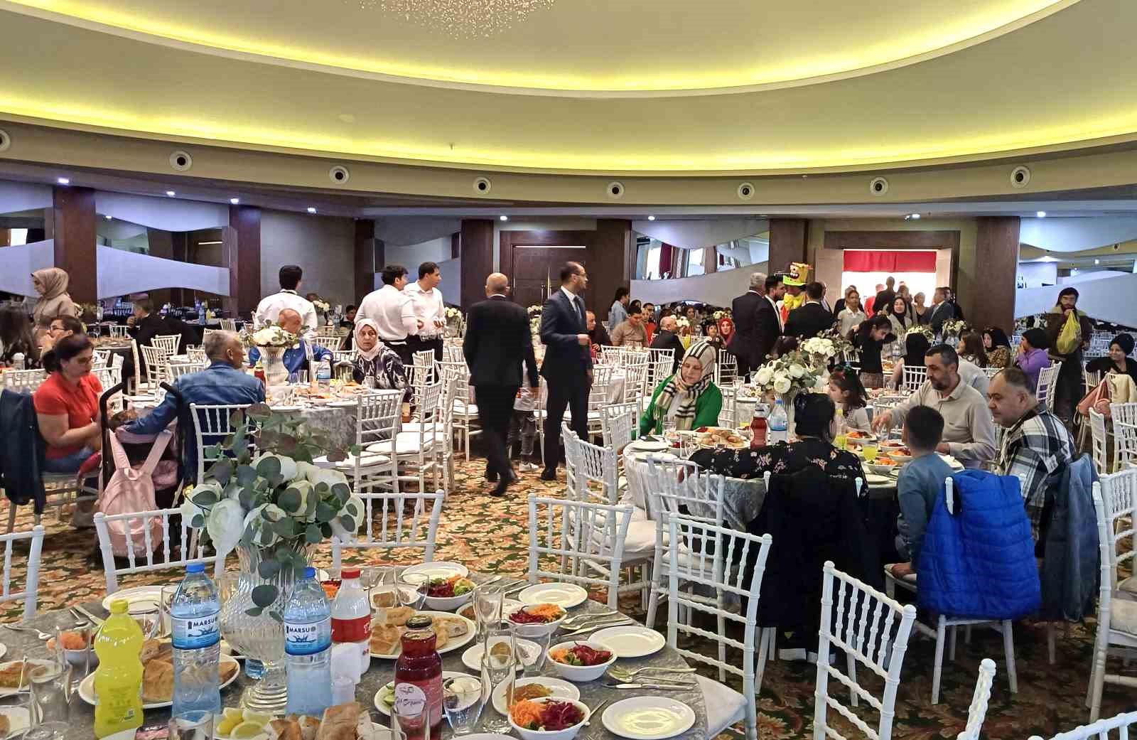 Adana’da koruyucu aileler ve çocukları iftar programında bir araya geldi 