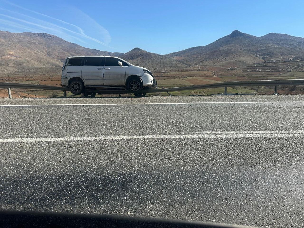 Kontrolden çıkan kamyonet bariyere çarptı: 1 yaralı